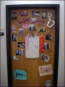 What can I say? Leis, photos, creative name-labels... plus notes scrawled upon the door. All in all, nice!